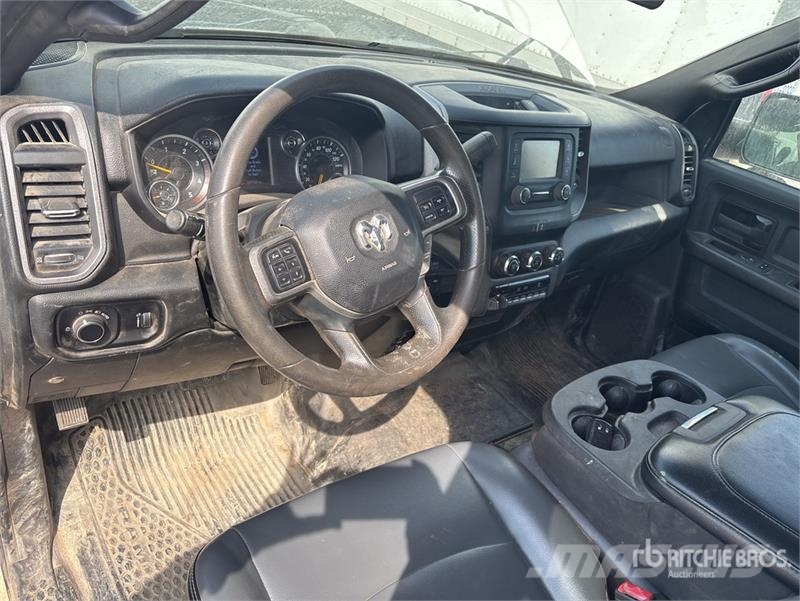 RAM 3500 4x4 Crew Cab Flatbed Truck Platformos/ Pakrovimas iš šono