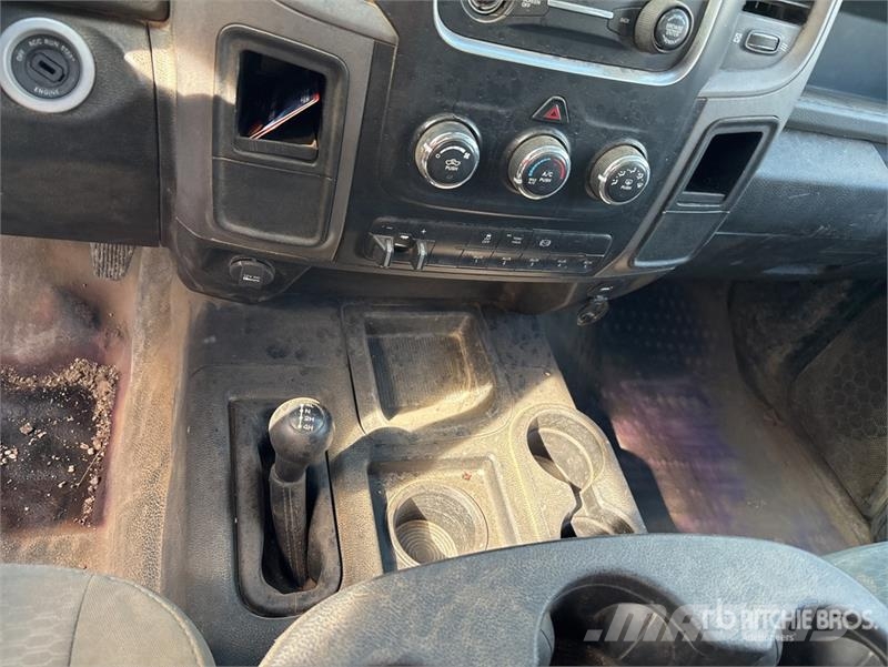 RAM 3500 4x4 Crew Cab Flatbed Truck Грузовики-платформы/боковая разгрузка