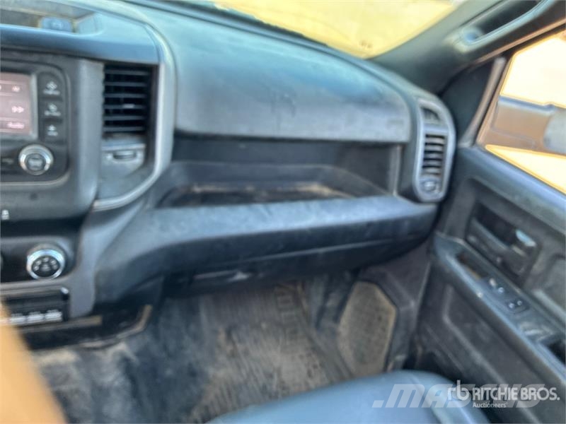 RAM 3500 4x4 Crew Cab Flatbed Truck Kamioni sa otvorenim sandukom