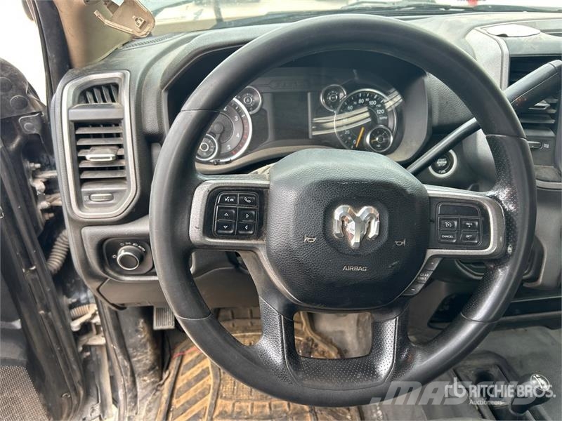 RAM 3500 4x4 Crew Cab Flatbed Truck Camiones de cama baja