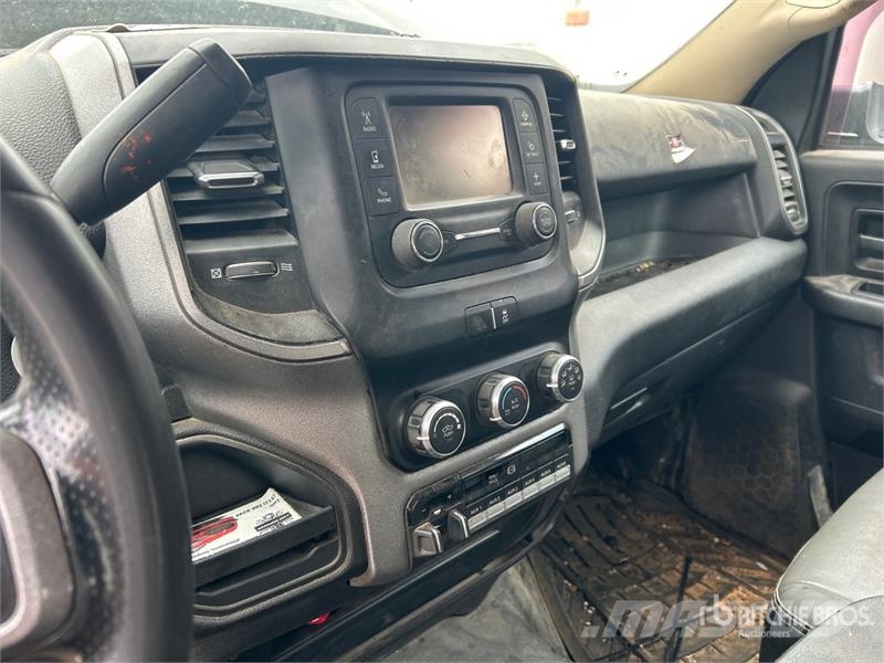 RAM 3500 4x4 Crew Cab Flatbed Truck Camiones de cama baja
