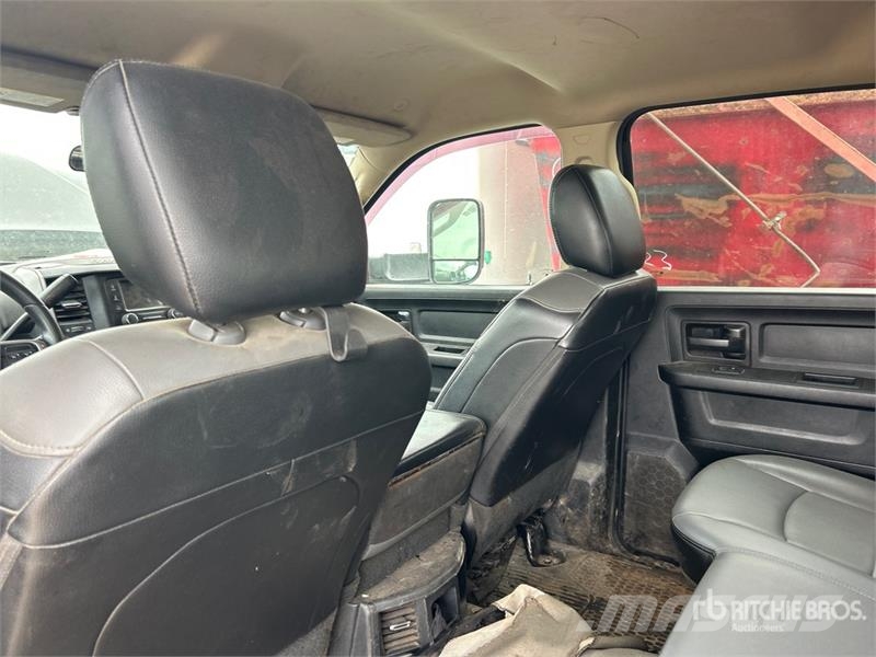 RAM 3500 4x4 Crew Cab Flatbed Truck Camiones de cama baja
