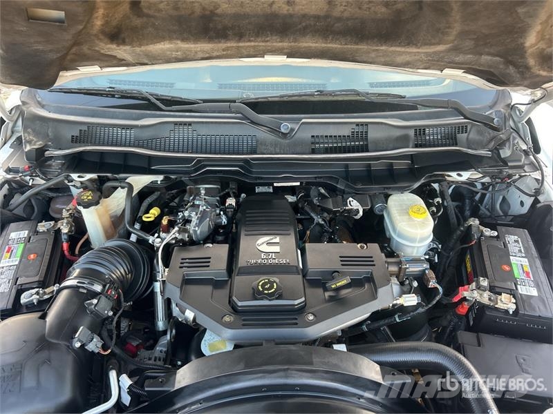 RAM 3500 4x4 Crew Cab Pickup Muu