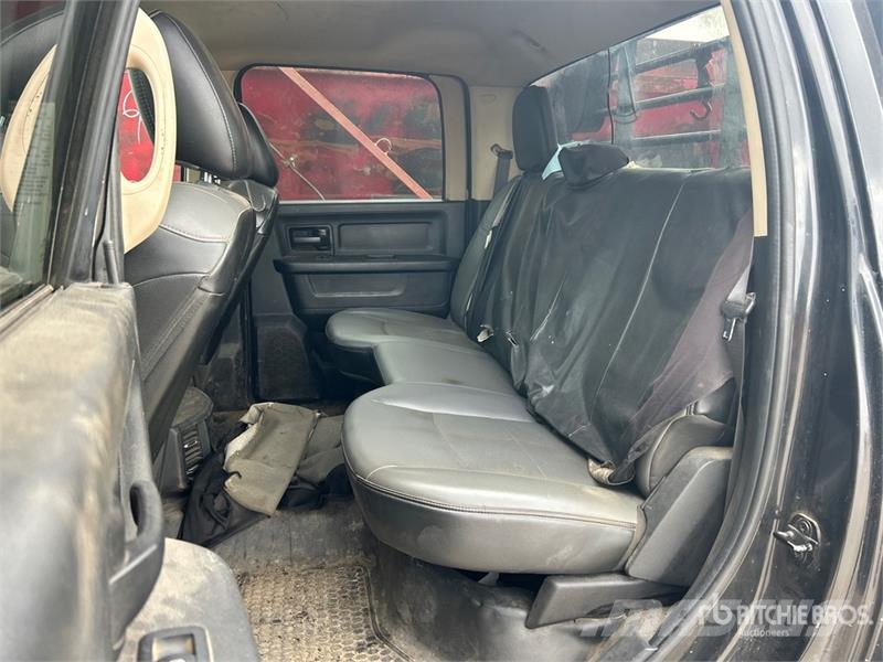 RAM 3500 4x4 Crew Cab Flatbed Truck Camiones de cama baja