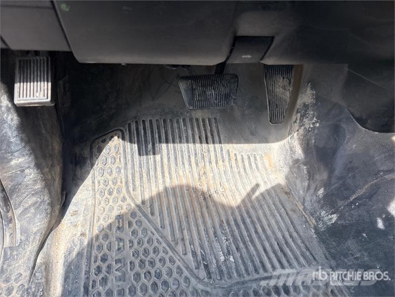 RAM 3500 4x4 Crew Cab Flatbed Truck Platformos/ Pakrovimas iš šono