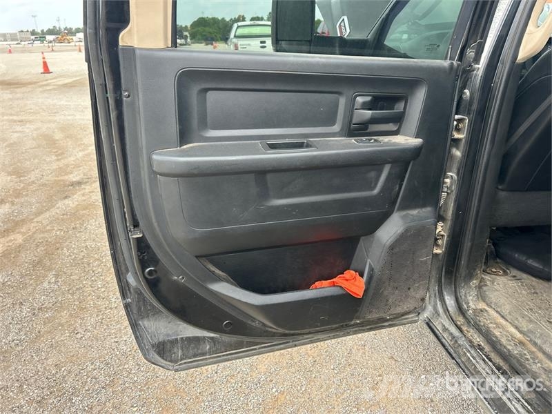 RAM 3500 4x4 Crew Cab Flatbed Truck Camiones de cama baja