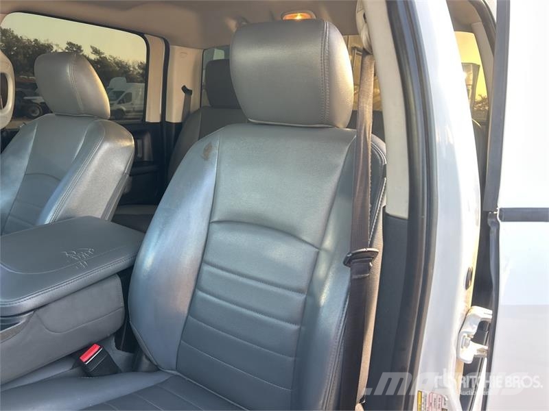 RAM 3500 4x4 Crew Cab Pickup Muu