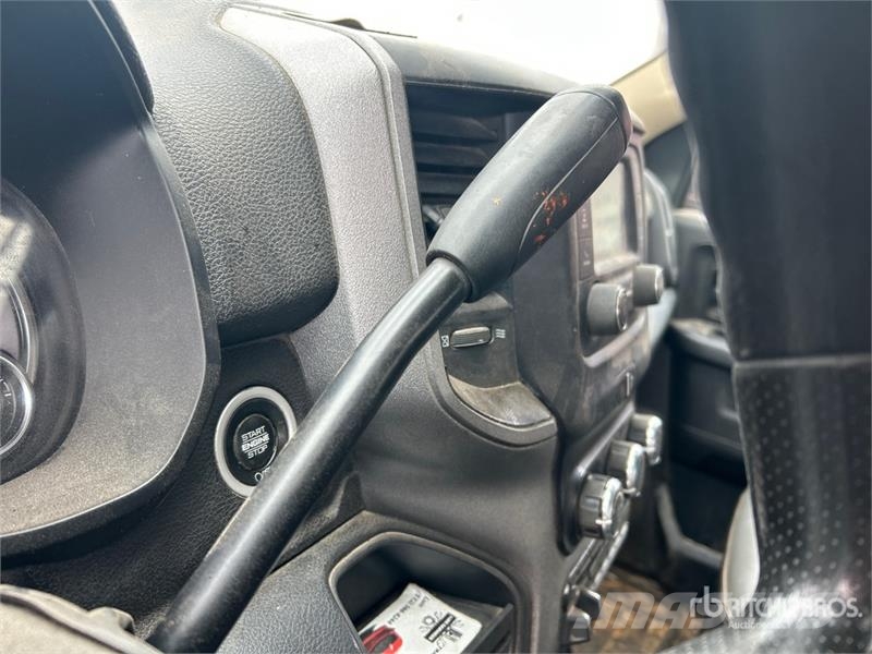 RAM 3500 4x4 Crew Cab Flatbed Truck Camiones de cama baja