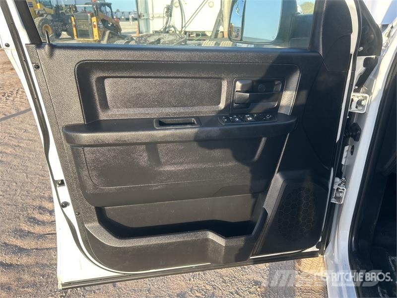 RAM 3500 4x4 Crew Cab Pickup Muu