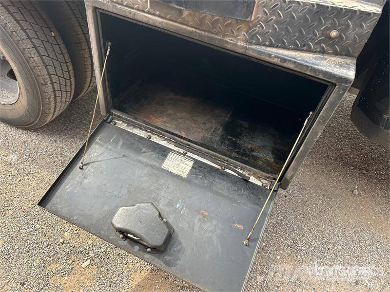 RAM 3500 4x4 Crew Cab Flatbed Truck Camiones de cama baja