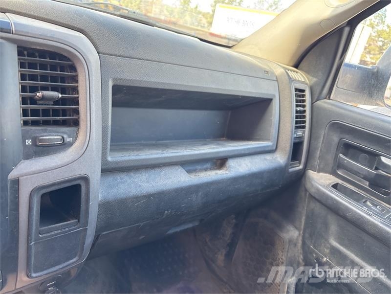 RAM 3500 4x4 Crew Cab Flatbed Truck Грузовики-платформы/боковая разгрузка