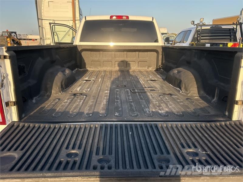 RAM 3500 4x4 Crew Cab Pickup Muu