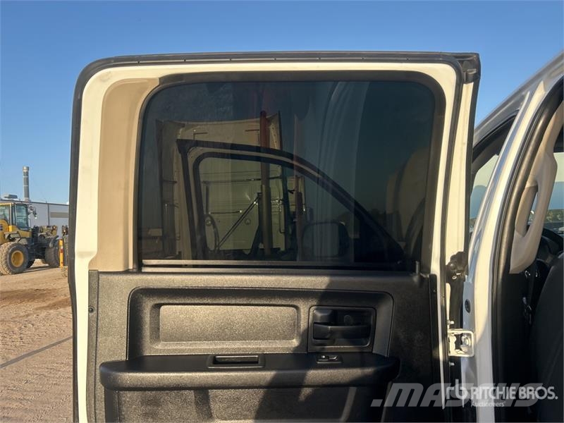 RAM 3500 4x4 Crew Cab Pickup Muu