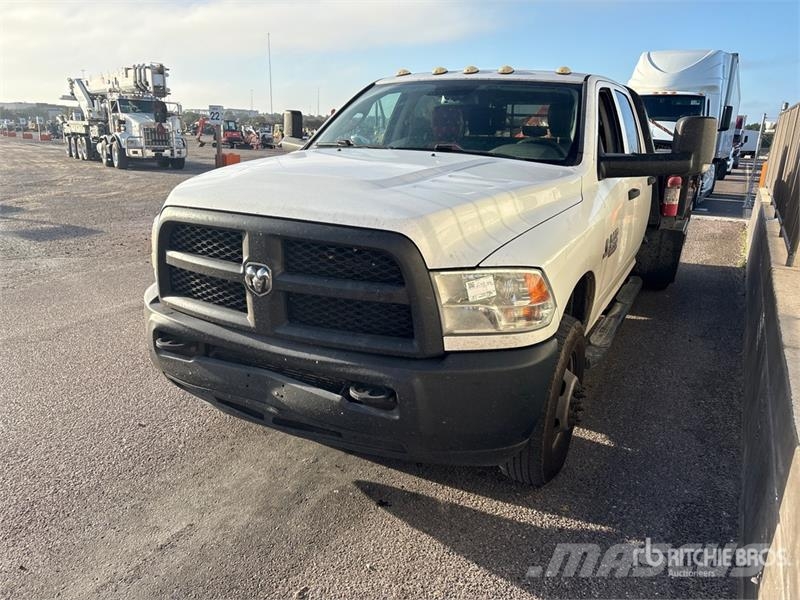RAM 3500 4x4 Crew Cab Flatbed Truck Flakbilar