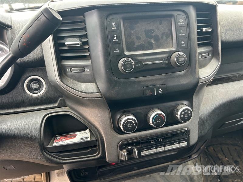 RAM 3500 4x4 Crew Cab Flatbed Truck Camiones de cama baja