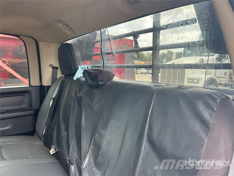 RAM 3500 4x4 Crew Cab Flatbed Truck Camiones de cama baja