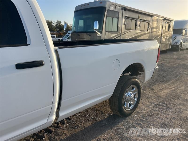 RAM 3500 4x4 Crew Cab Pickup Muu