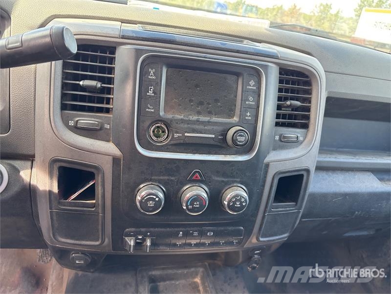 RAM 3500 4x4 Crew Cab Flatbed Truck Грузовики-платформы/боковая разгрузка
