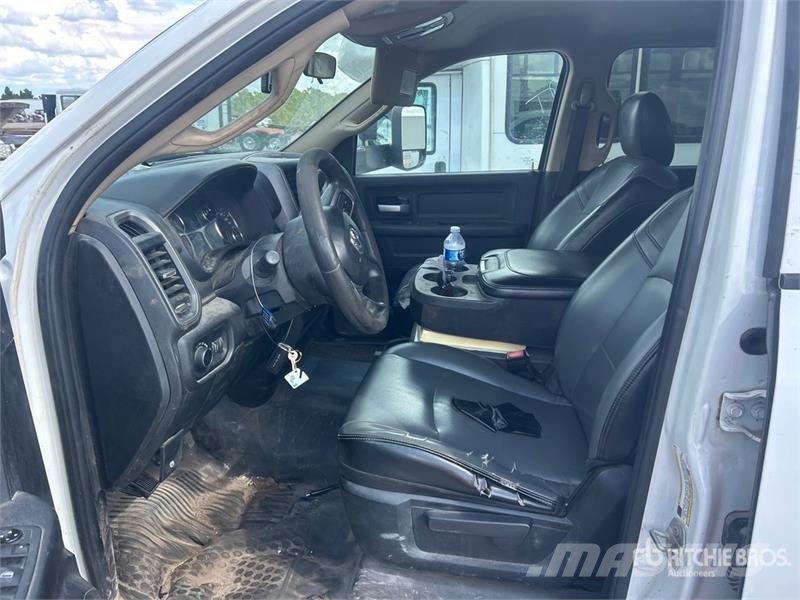 RAM 4500 Tovornjaki s kesonom/platojem