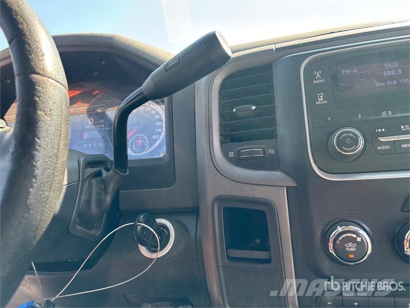 RAM 5500 Pritschenwagen/Pritschenwagen mit Seitenklappe