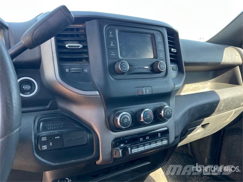 RAM 5500 Вантажівки-платформи/бокове розвантаження