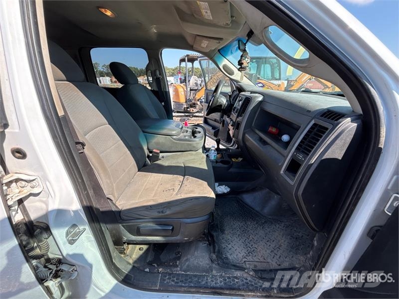 RAM 5500 Pritschenwagen/Pritschenwagen mit Seitenklappe