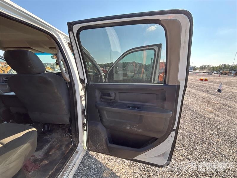 RAM 5500 Pritschenwagen/Pritschenwagen mit Seitenklappe