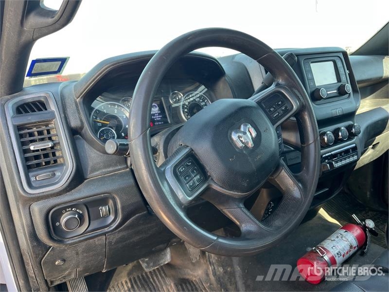 RAM 5500 Вантажівки-платформи/бокове розвантаження