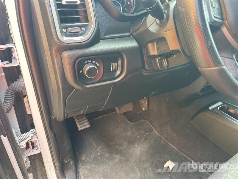 RAM 5500 4x4 Crew Cab Flatbed Truck (Inoperable) Camiões estrado/caixa aberta