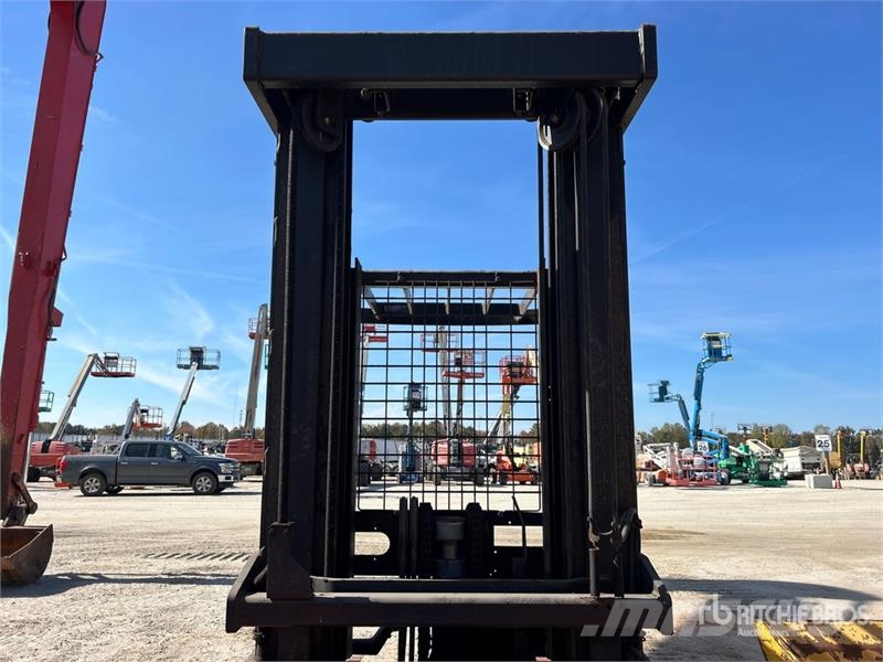 Raymond 3000 lb Order Picker (Inoperable) Montacargas recogepedidos de media altura