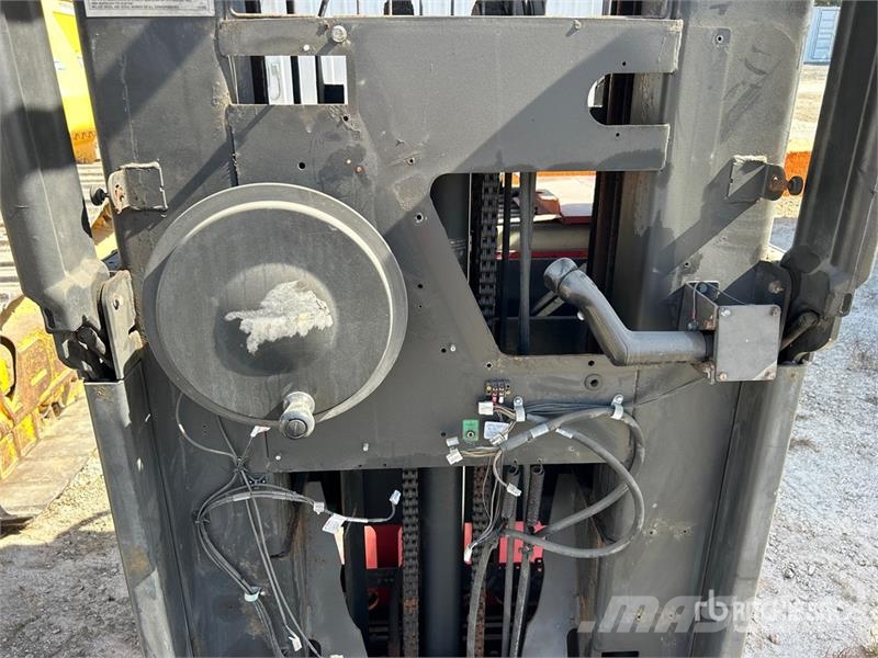 Raymond 3000 lb Order Picker (Inoperable) Montacargas recogepedidos de media altura