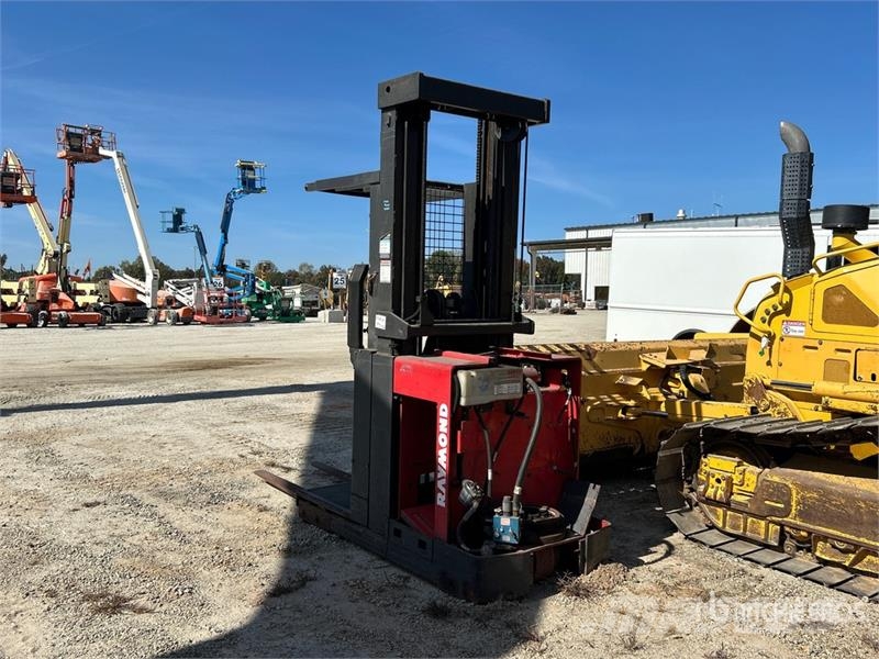 Raymond 3000 lb Order Picker (Inoperable) Montacargas recogepedidos de media altura