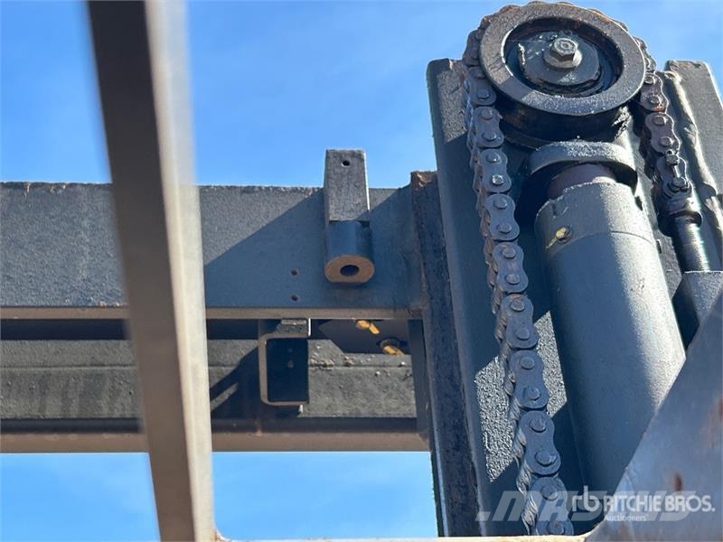 Raymond 3000 lb Order Picker (Inoperable) Montacargas recogepedidos de media altura