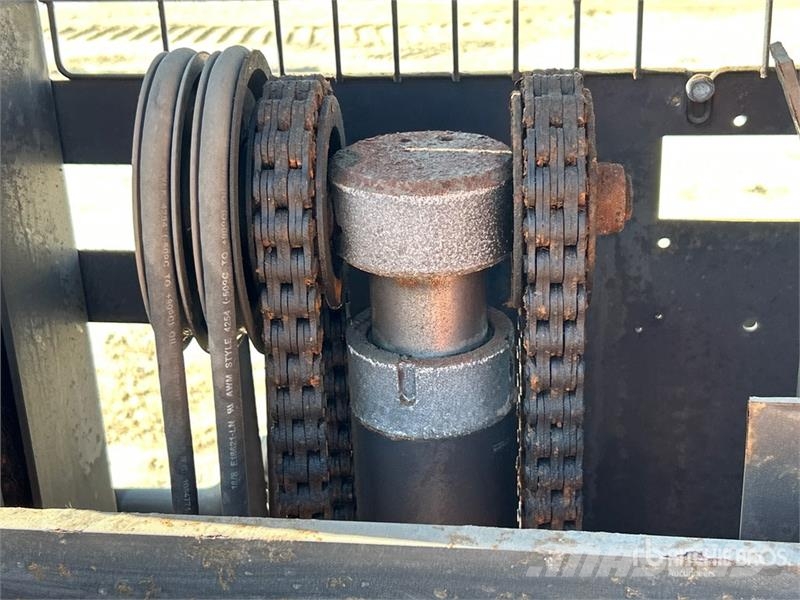 Raymond 3000 lb Order Picker (Inoperable) Montacargas recogepedidos de media altura