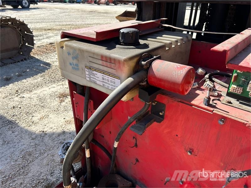 Raymond 3000 lb Order Picker (Inoperable) Montacargas recogepedidos de media altura
