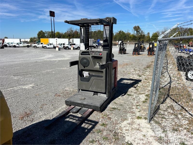 Raymond 3000 lb Order Picker Komissiózó közepes emelésű targonca