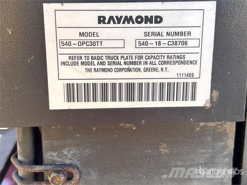 Raymond 3000 lb Order Picker (Inoperable) Montacargas recogepedidos de media altura