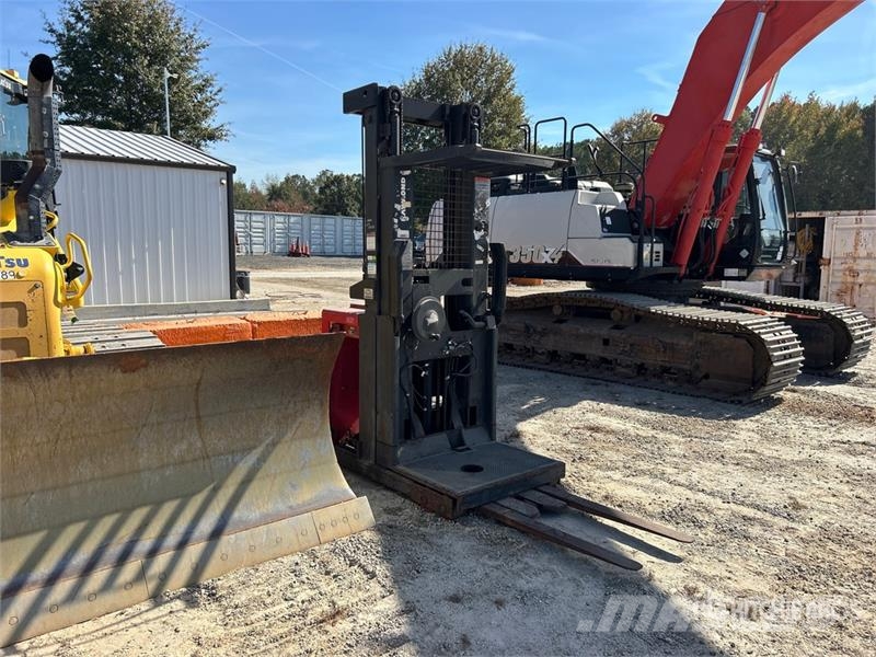 Raymond 3000 lb Order Picker (Inoperable) Montacargas recogepedidos de media altura