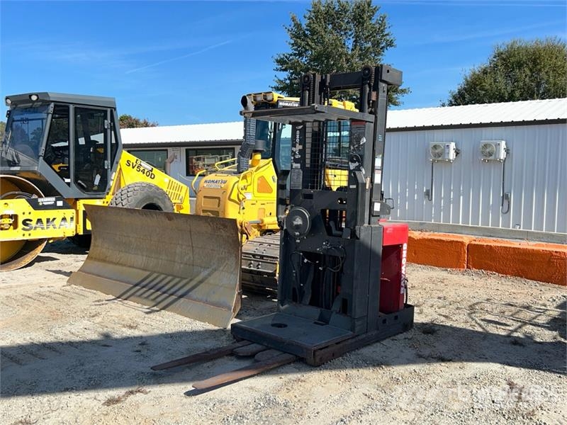 Raymond 3000 lb Order Picker (Inoperable) Montacargas recogepedidos de media altura