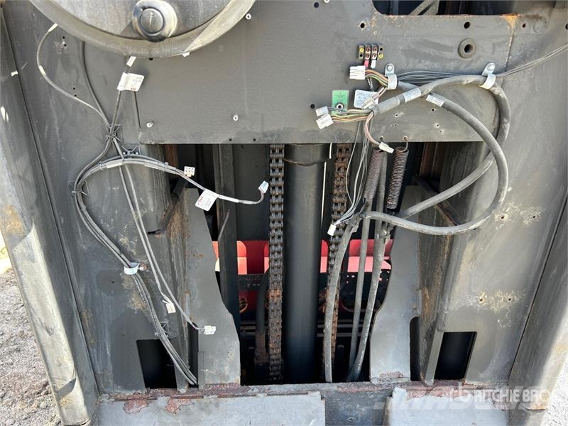 Raymond 3000 lb Order Picker (Inoperable) Montacargas recogepedidos de media altura