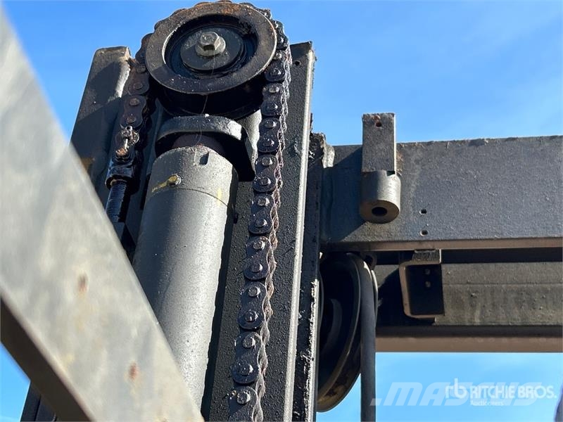 Raymond 3000 lb Order Picker (Inoperable) Montacargas recogepedidos de media altura