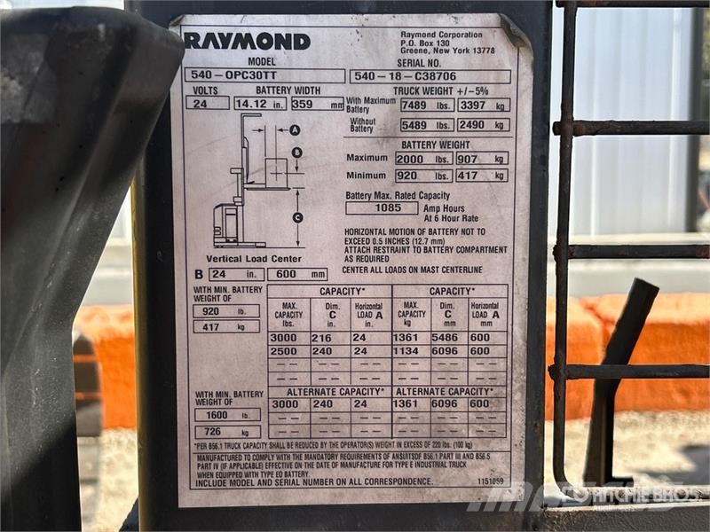 Raymond 3000 lb Order Picker (Inoperable) Montacargas recogepedidos de media altura
