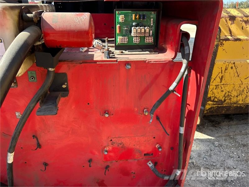 Raymond 3000 lb Order Picker (Inoperable) Montacargas recogepedidos de media altura