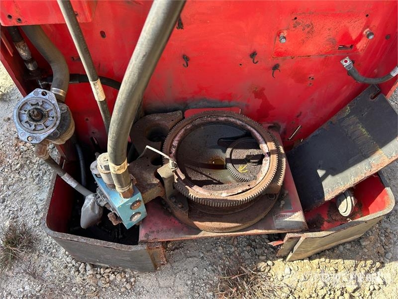 Raymond 3000 lb Order Picker (Inoperable) Montacargas recogepedidos de media altura