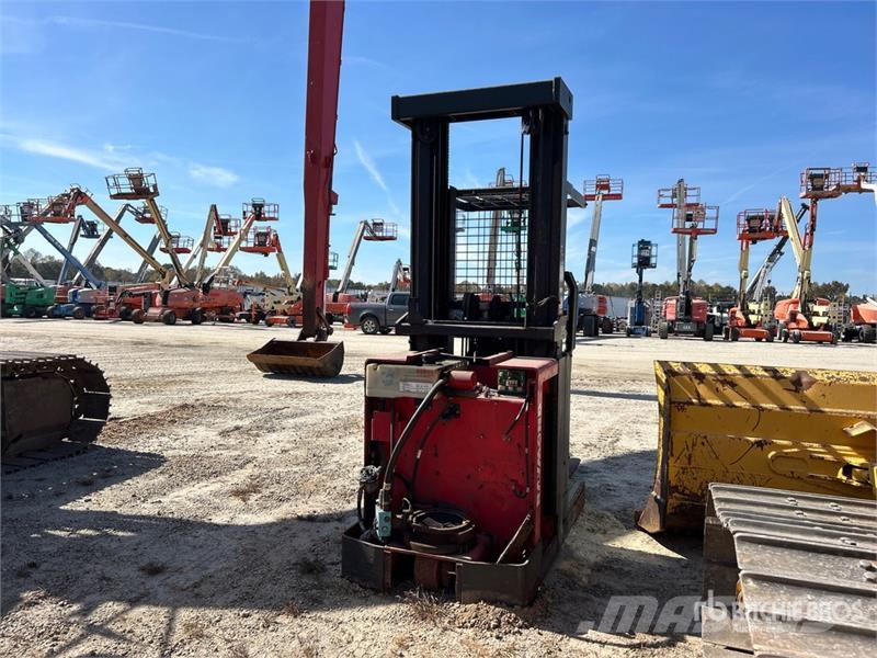 Raymond 3000 lb Order Picker (Inoperable) Montacargas recogepedidos de media altura