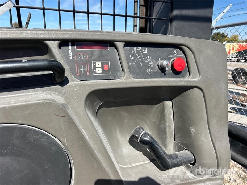 Raymond 3000 lb Order Picker Komissiózó közepes emelésű targonca