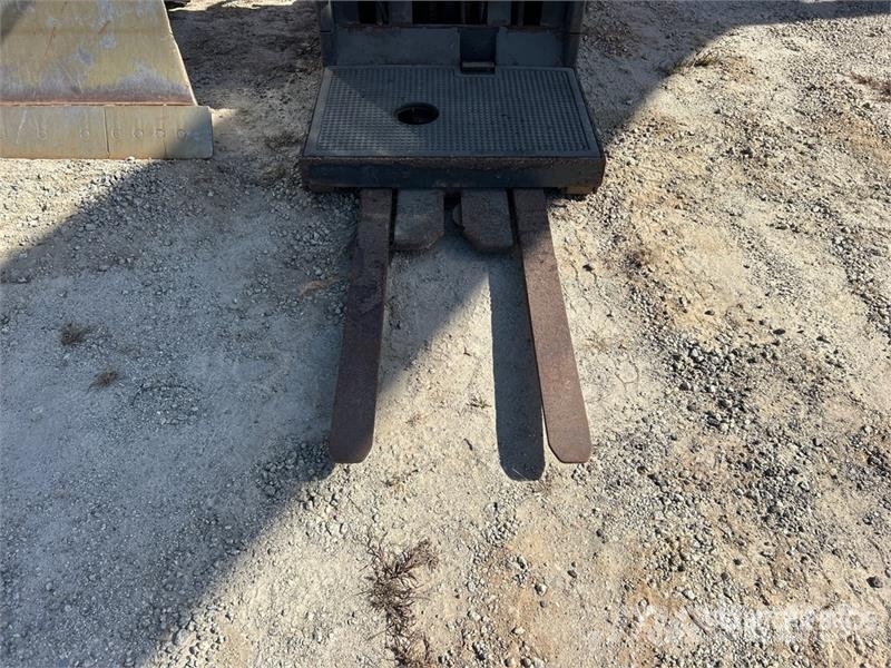 Raymond 3000 lb Order Picker (Inoperable) Montacargas recogepedidos de media altura