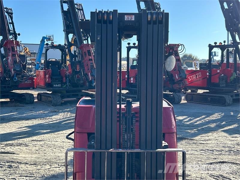 Raymond 425-C40QM 4000 lb Reach Truck شاحنة مناولة