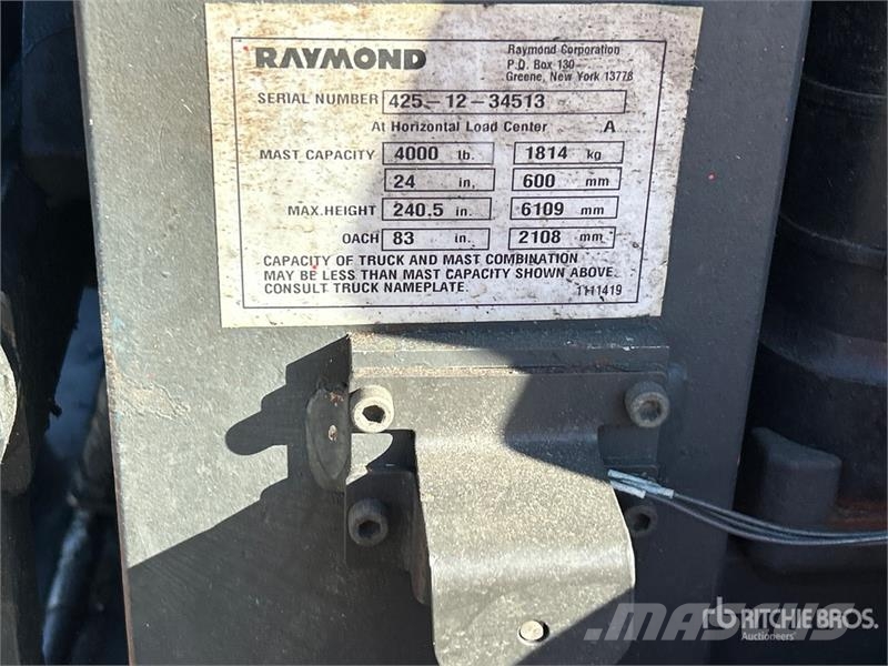 Raymond 425-C40QM 4000 lb Reach Truck شاحنة مناولة