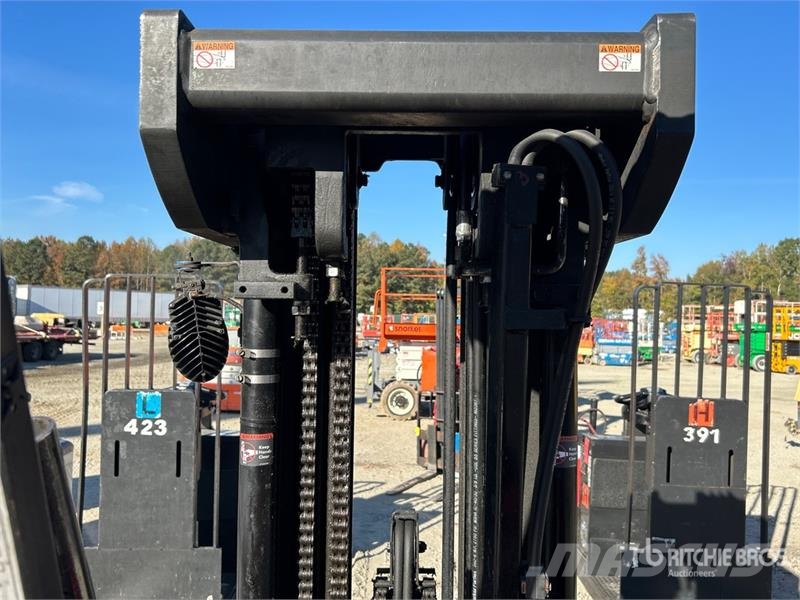 Raymond 425-C40QM 4000 lb Reach Truck شاحنة مناولة